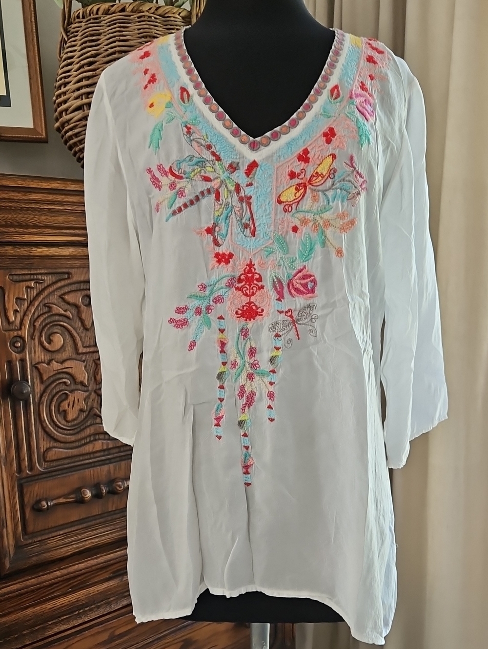Johnny Was Women's White Embroidered V-Neck Tunic Top. Size L